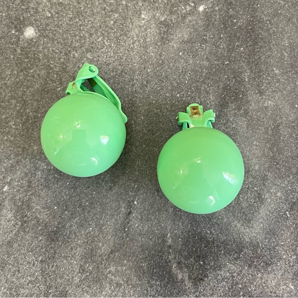 Vintage 60s Green Enamel Clip-On Earrings - Picture 4 of 15